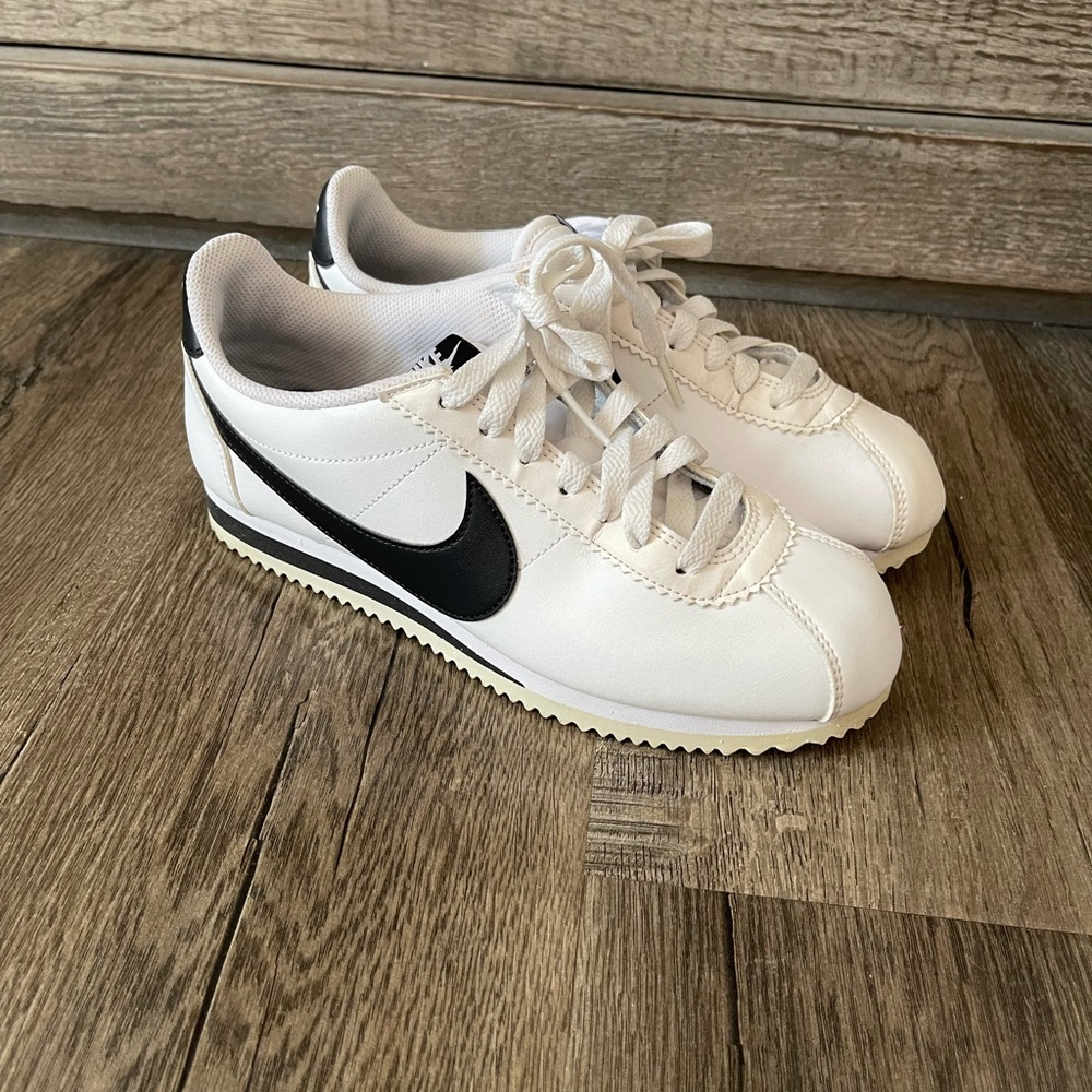 Nike Cortez White Black Size 7 Women’s 6.5